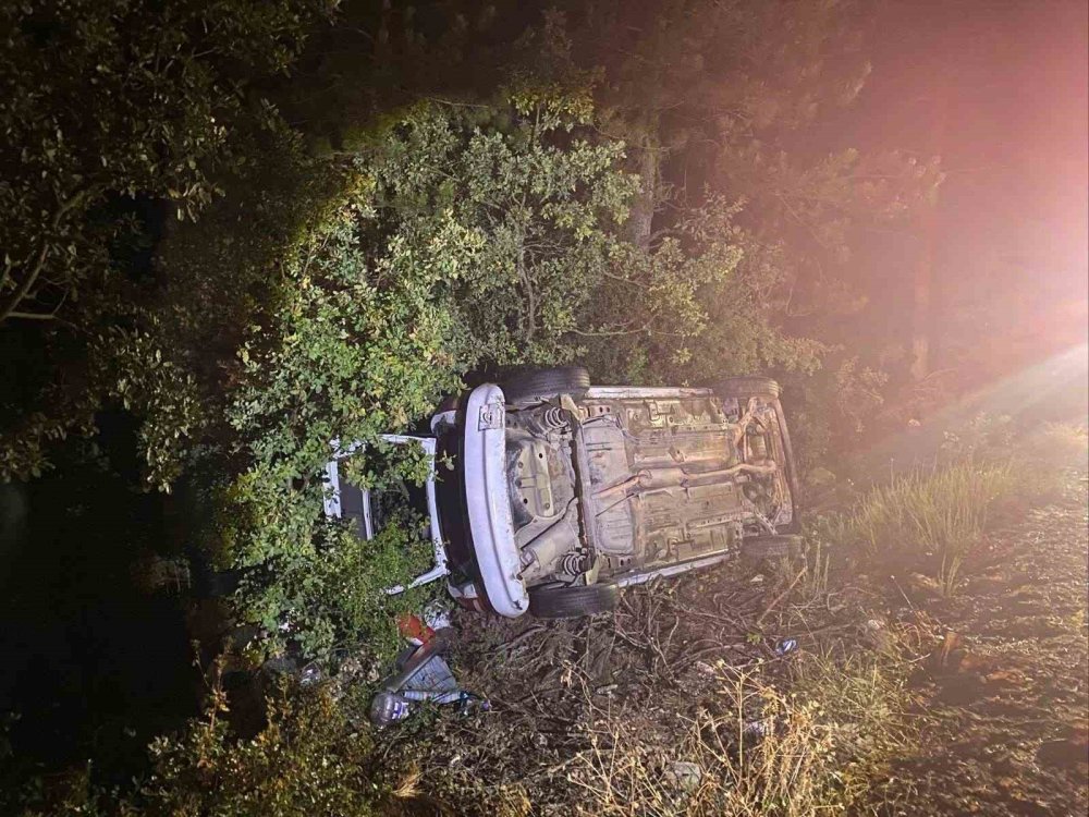 Feci Kaza! Şarampole Uçan Araçtaki 3 Kişi Yaralandı