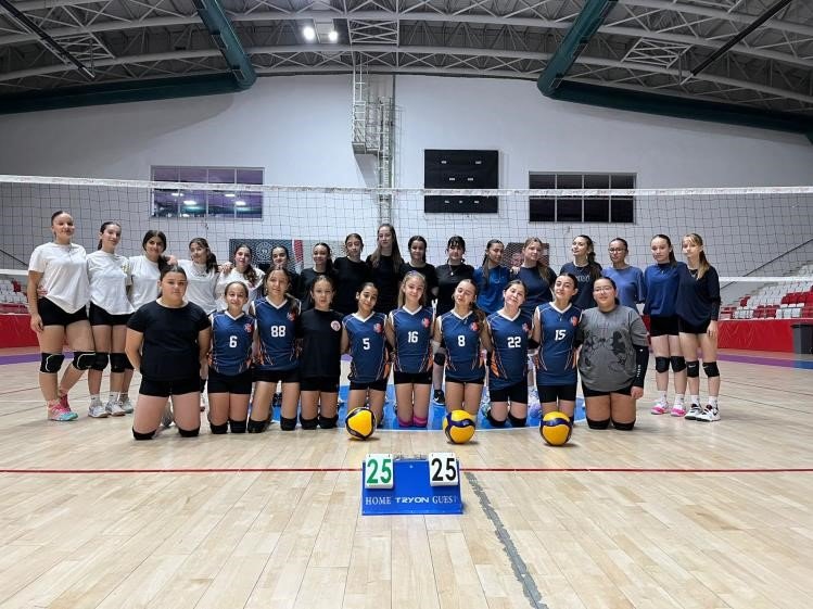 Gençler Voleybol Sahasında Buluştu