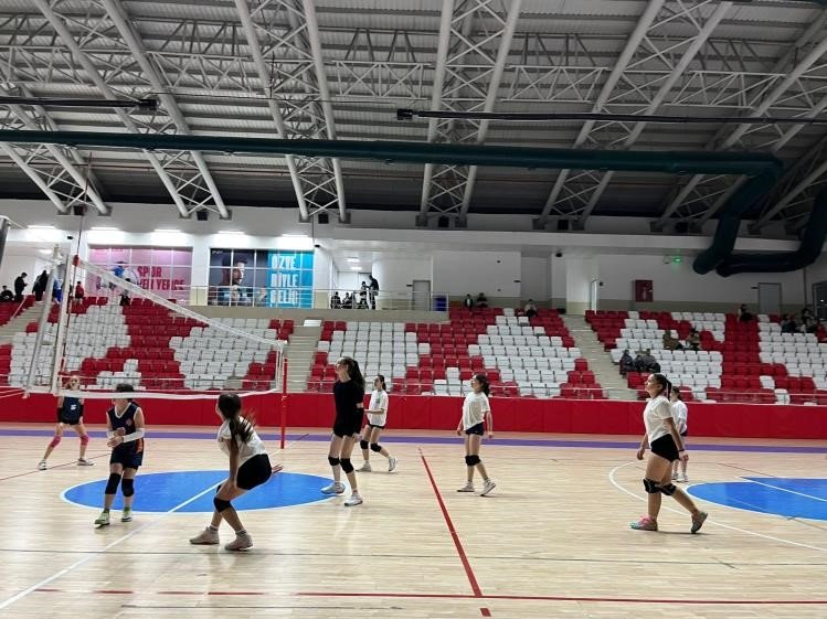 Gençler Voleybol Sahasında Buluştu