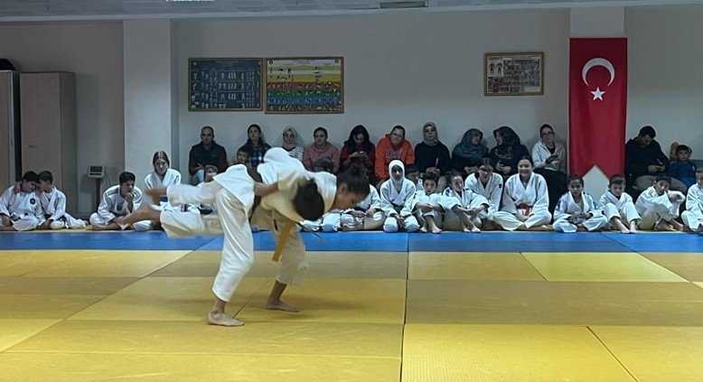 Judoda Terfi Heyecanı, 100 Sporcu Bir Üst Kemere Yükseldi