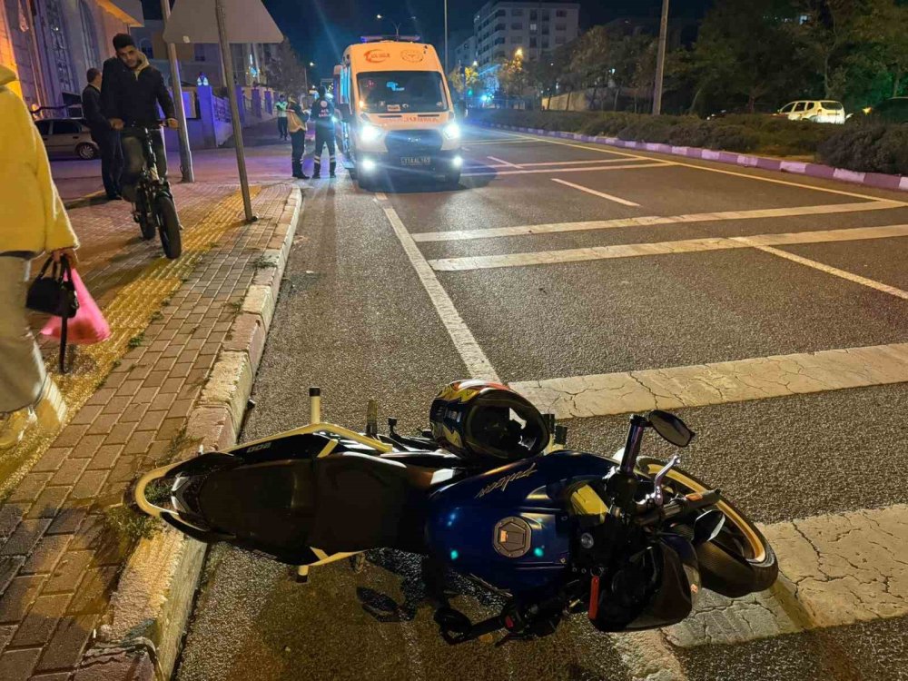 Karşıdan Karşıya Geçmeye Çalışan Yayaya Motosiklet Çarptı