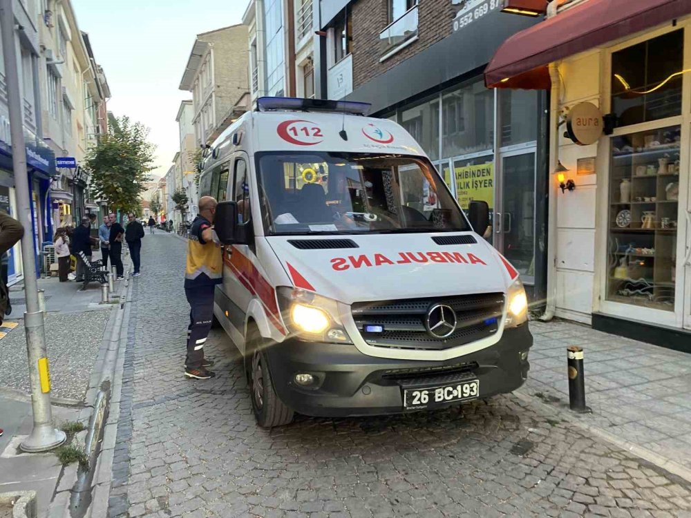 Kediye Çarpmamaya Çalışırken Motosikleti Deviren Kasksız Sürücü Ağır Yaralandı