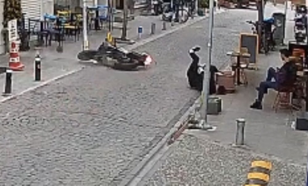 Kediye Çarpmamaya Çalışırken Motosikleti Deviren Kasksız Sürücü Ağır Yaralandı