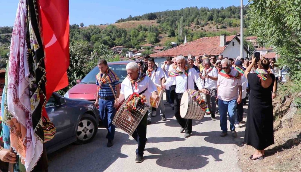 Profesörle Doçent, Yörük Kıyafetiyle Köy Düğünü Yaptı