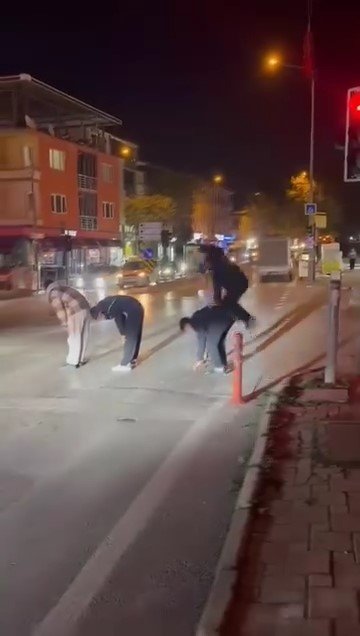 Yaya Geçidinden Karşıya Birdirbir Oynayarak Geçtiler
