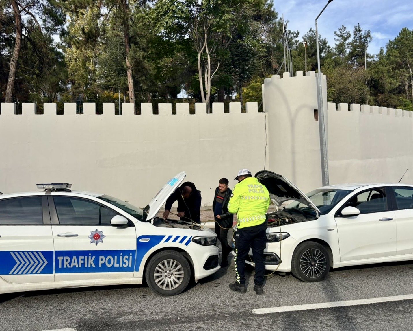 yolda-kalan-aracin-imdadina-polis-ekipleri-yetisti.jpg