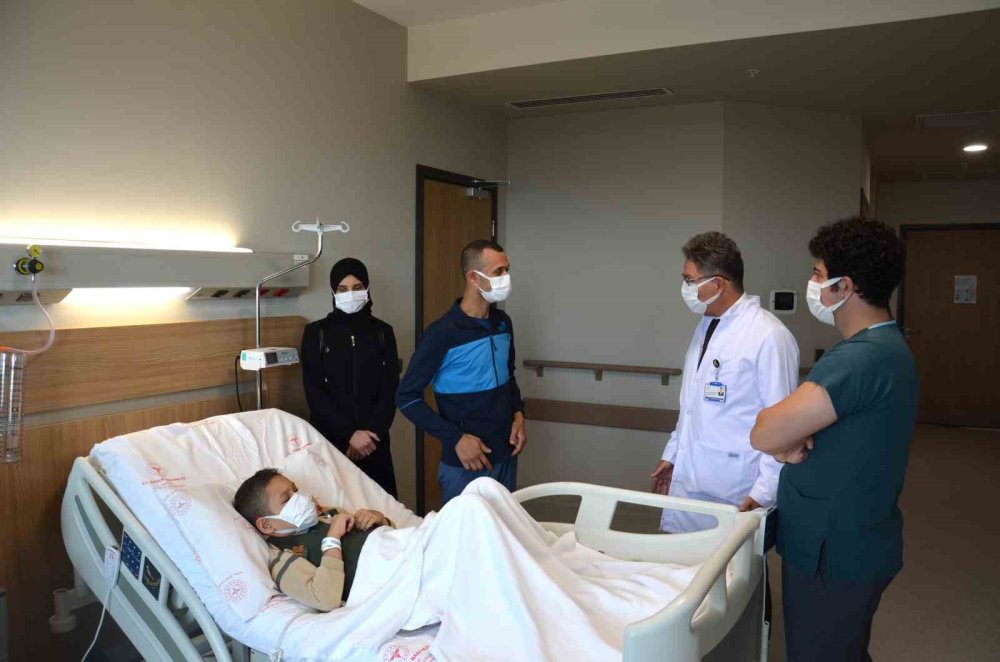 Fedakâr Babadan Oğluna En Anlamlı Hediye: 9 Yaşındaki Oğluna Böbreğini Verdi