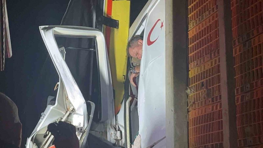 Kabinde Sıkışan Sürücüyü İtfaiye Kurtardı