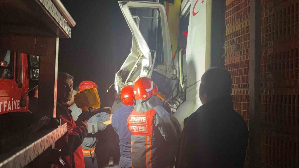 Kabinde Sıkışan Sürücüyü İtfaiye Kurtardı