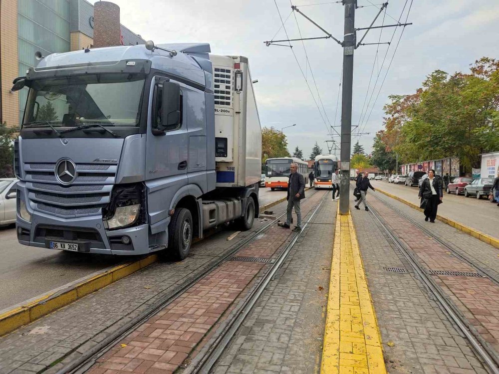Kontrolden Çıkan Tır Tramvay Yoluna Girdi, Seferler Aksadı