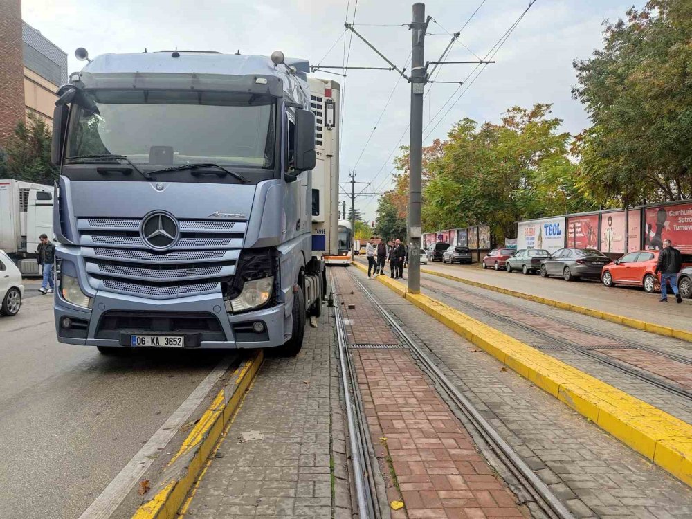 Kontrolden Çıkan Tır Tramvay Yoluna Girdi, Seferler Aksadı