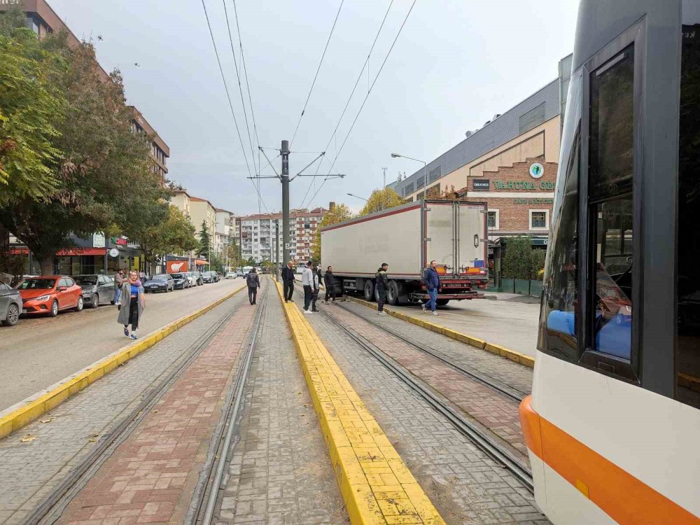 Kontrolden Çıkan Tır Tramvay Yoluna Girdi, Seferler Aksadı
