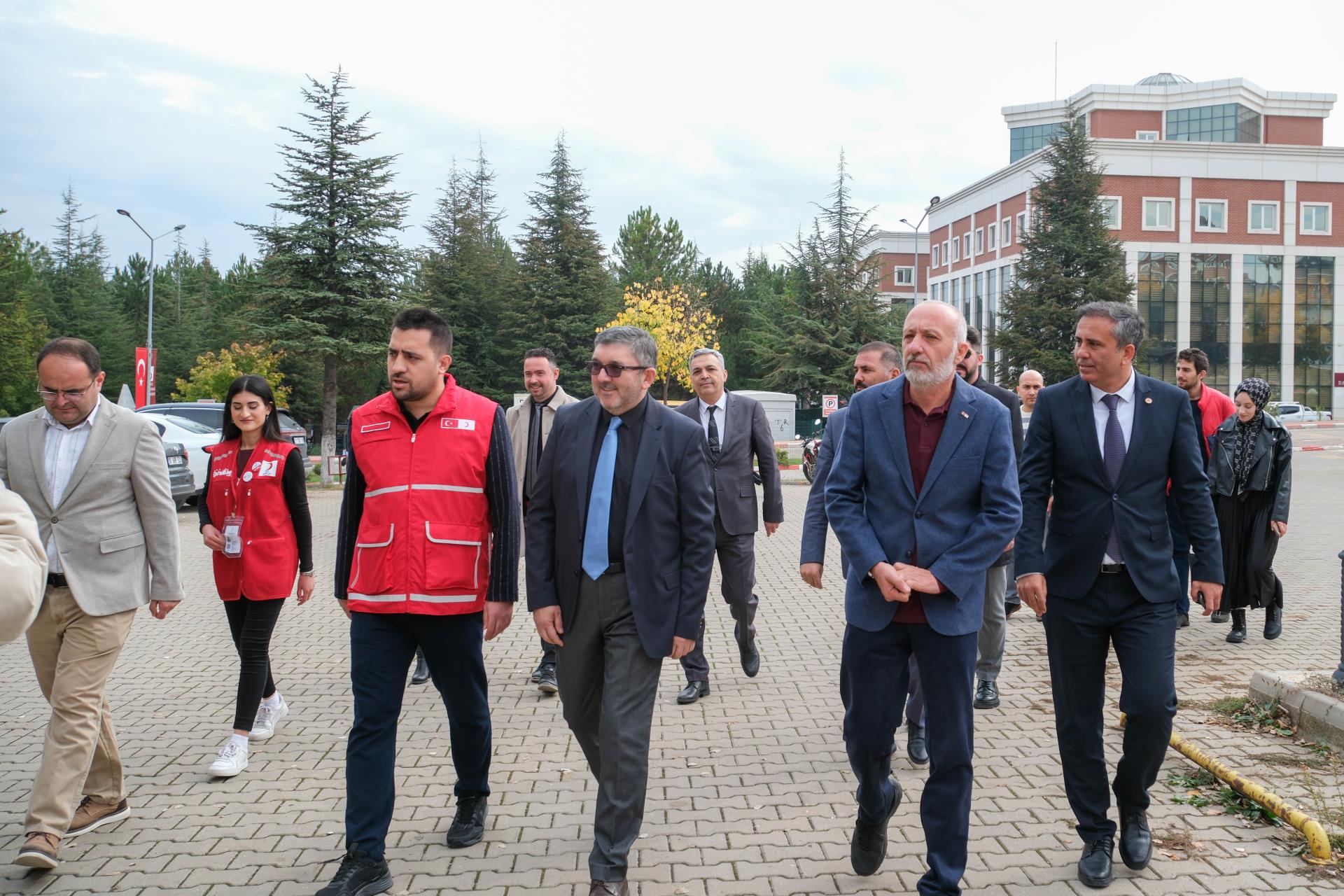 rektor-kaplancikli-kizilay-standini-ziyaret-etti1.jpg