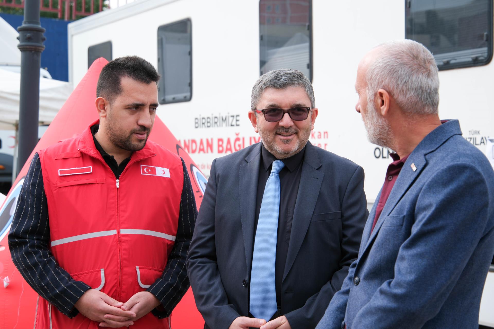 rektor-kaplancikli-kizilay-standini-ziyaret-etti2.jpg