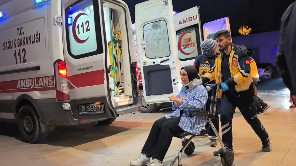 Kontrolden Çıkan Otomobil Duvara Çarptı