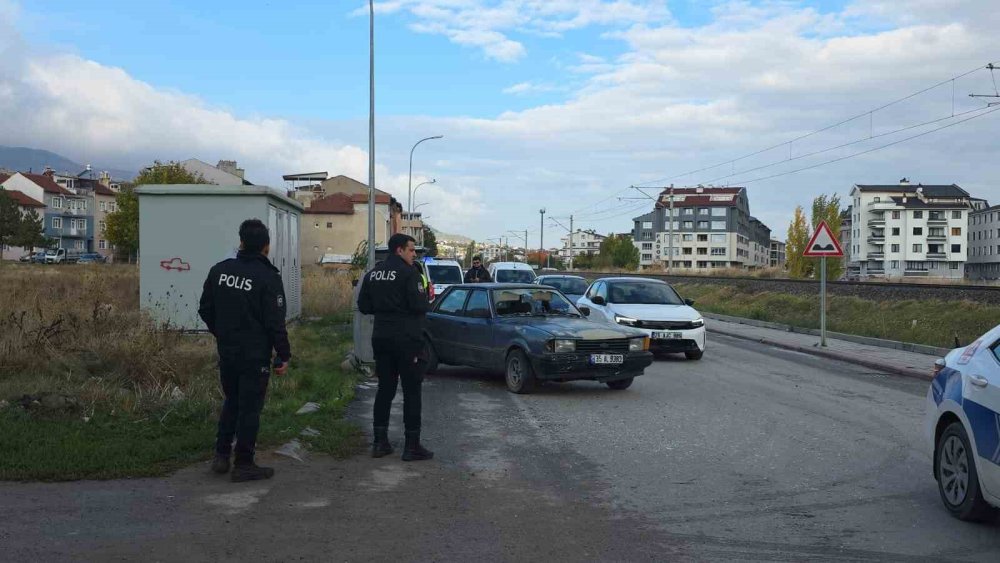 Otomobilin Çarptığı 2 Kişi Yaralandı