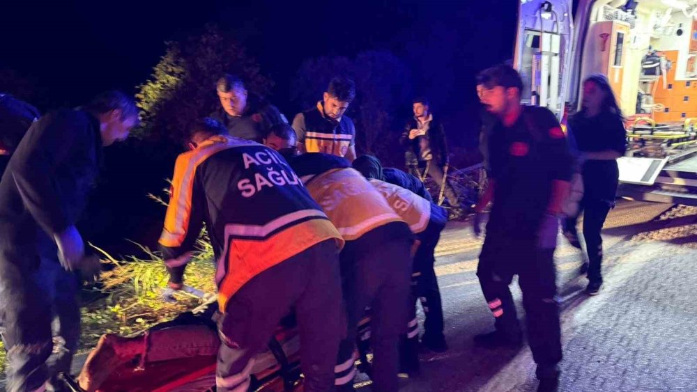 Tır Şarampole Yuvarlandı: 2 Yaralı