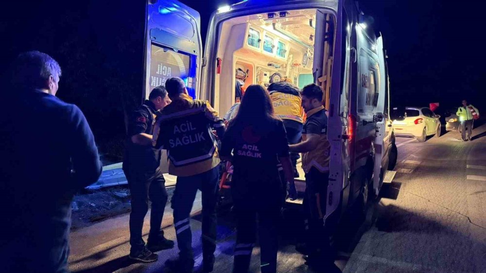 Tır Şarampole Yuvarlandı: 2 Yaralı
