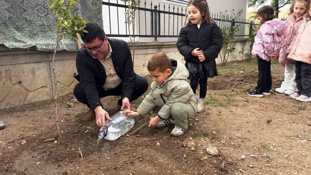 Nasıl Fidan Dikileceği Minik Öğrencilere Anlatıldı