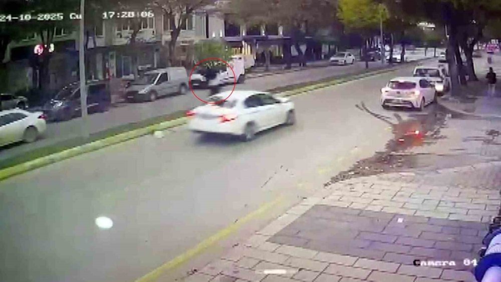 Otomobilin Çarptığı Kadın Savruldu