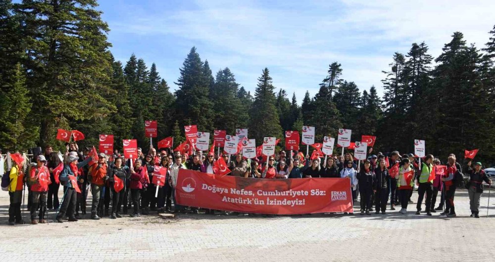 Yüzlerce Kişi Cumhuriyetin İzinde Yürüdü