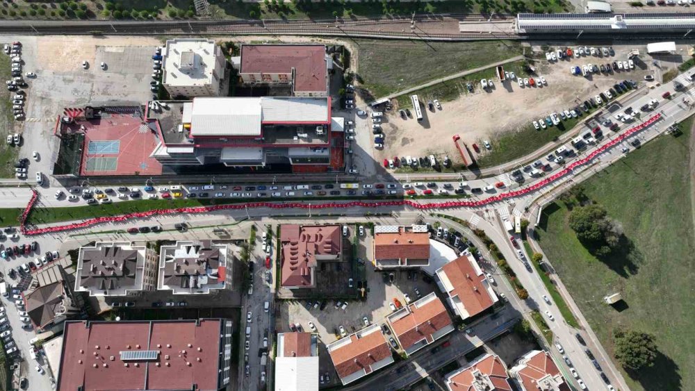 Bir Cadde Boyunca Türk Bayrağı Açtılar
