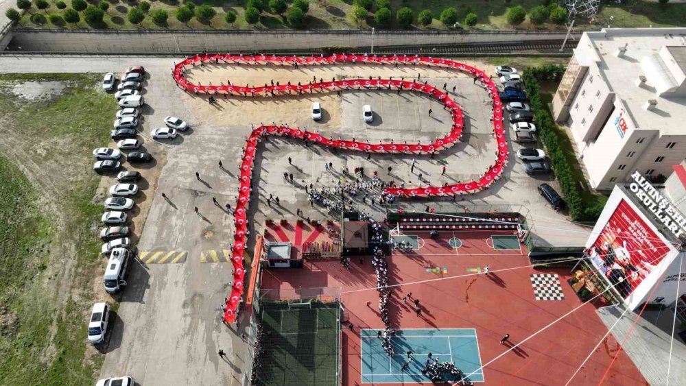 Bir Cadde Boyunca Türk Bayrağı Açtılar