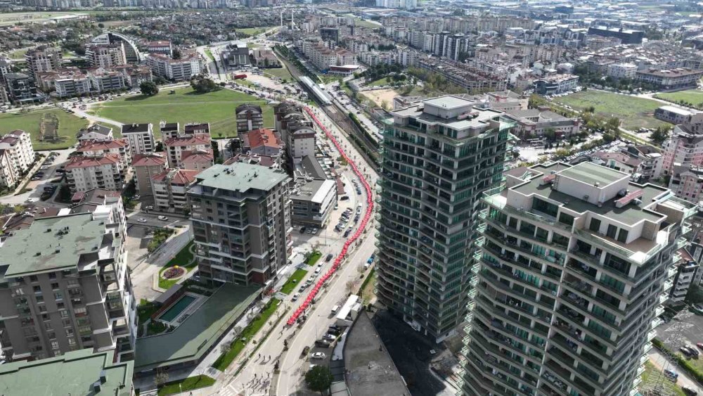 Bir Cadde Boyunca Türk Bayrağı Açtılar