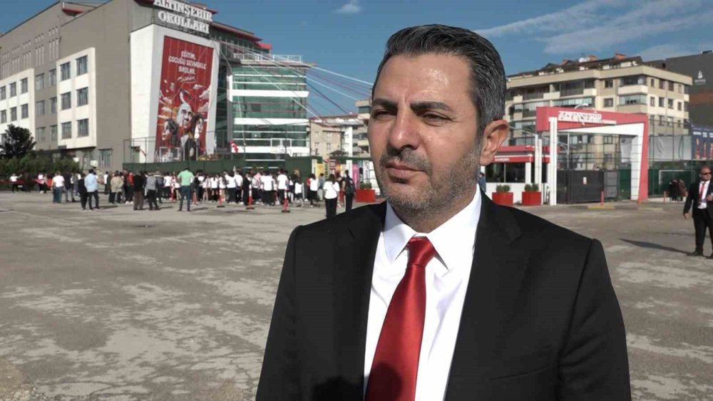 Bir Cadde Boyunca Türk Bayrağı Açtılar