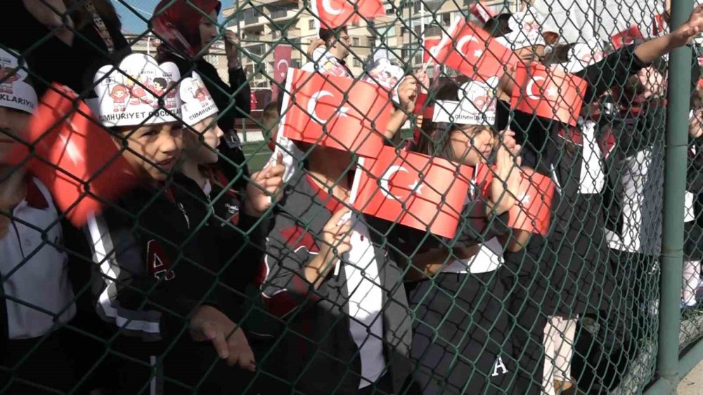 Bir Cadde Boyunca Türk Bayrağı Açtılar