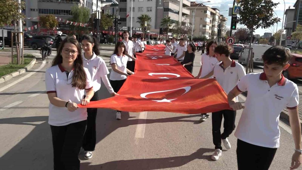 Bir Cadde Boyunca Türk Bayrağı Açtılar