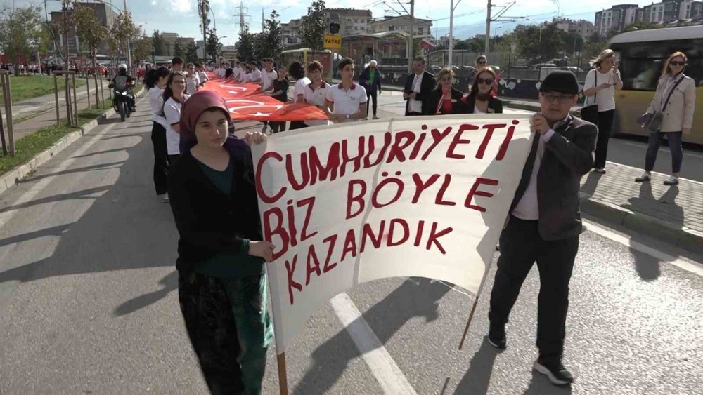 Bir Cadde Boyunca Türk Bayrağı Açtılar