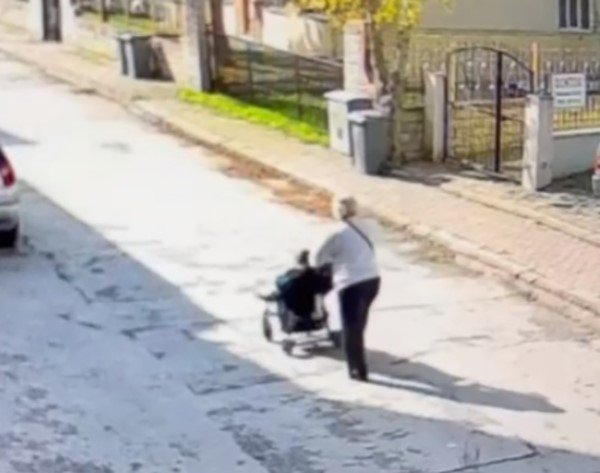 Para Dolu Çantayı Otomobilin Üstünde Unuttu