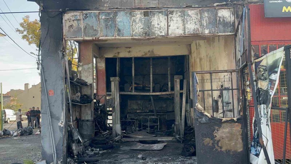 Patlama Sonrası Alevler İçinde Kalan 2 Kişinin Koşuşturması Güvenlik Kamerasında