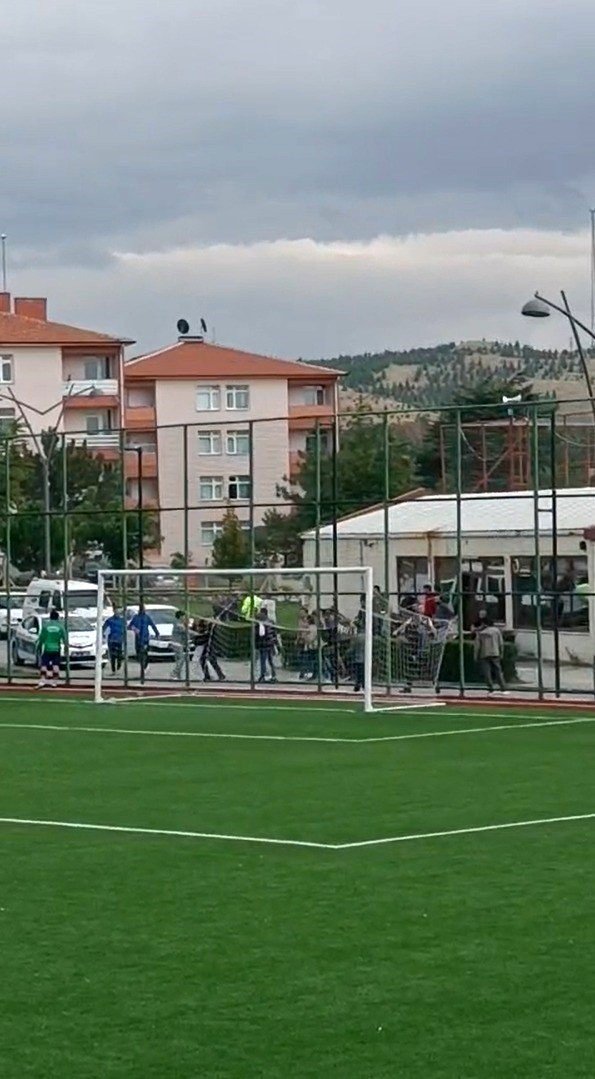 Taraftara Bıçakla Koşan Futbolcuyla Alakalı Görgü Tanığı O Anları Anlattı