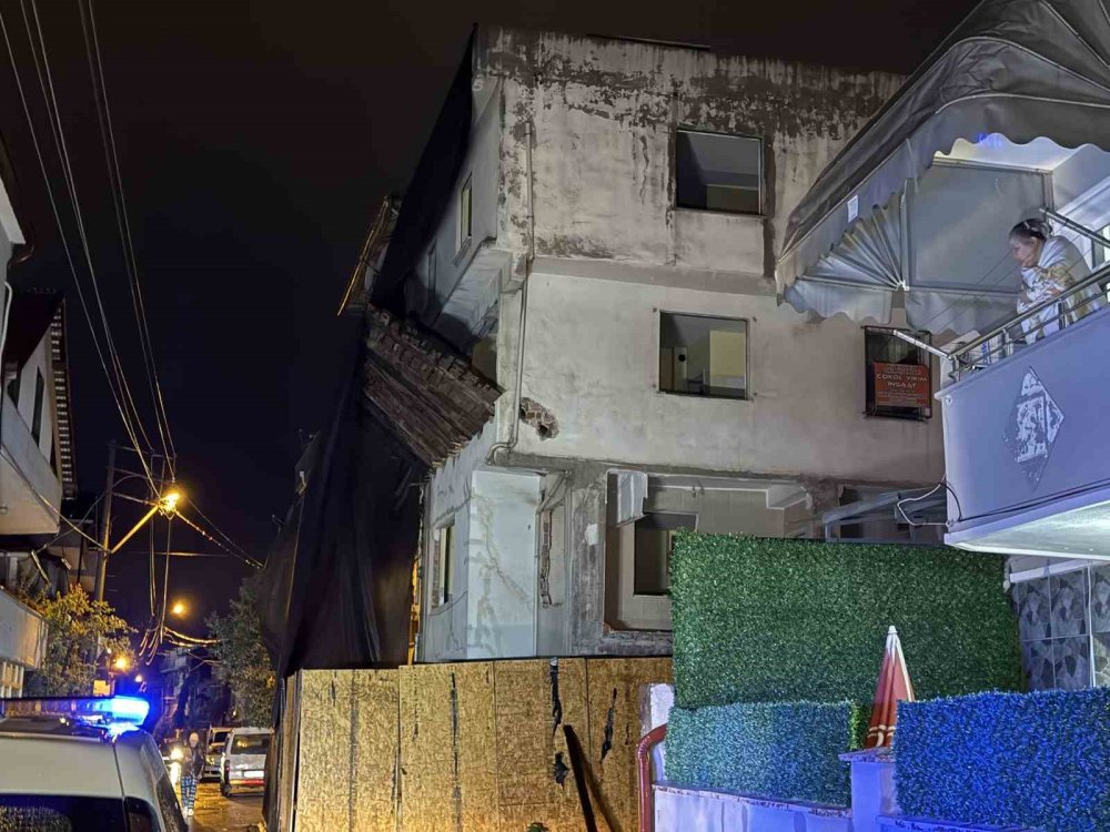 Depremin Ardından Hasarlı Metruk Bina Korkuttu: Sokak Trafiğe Kapatıldı