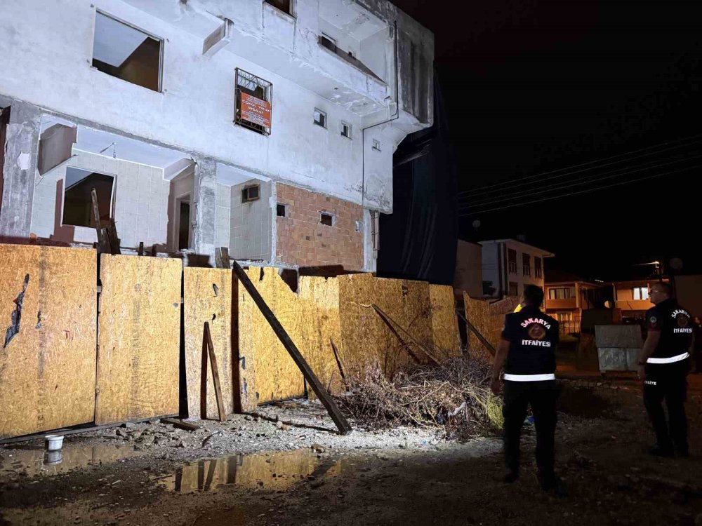 Depremin Ardından Hasarlı Metruk Bina Korkuttu: Sokak Trafiğe Kapatıldı