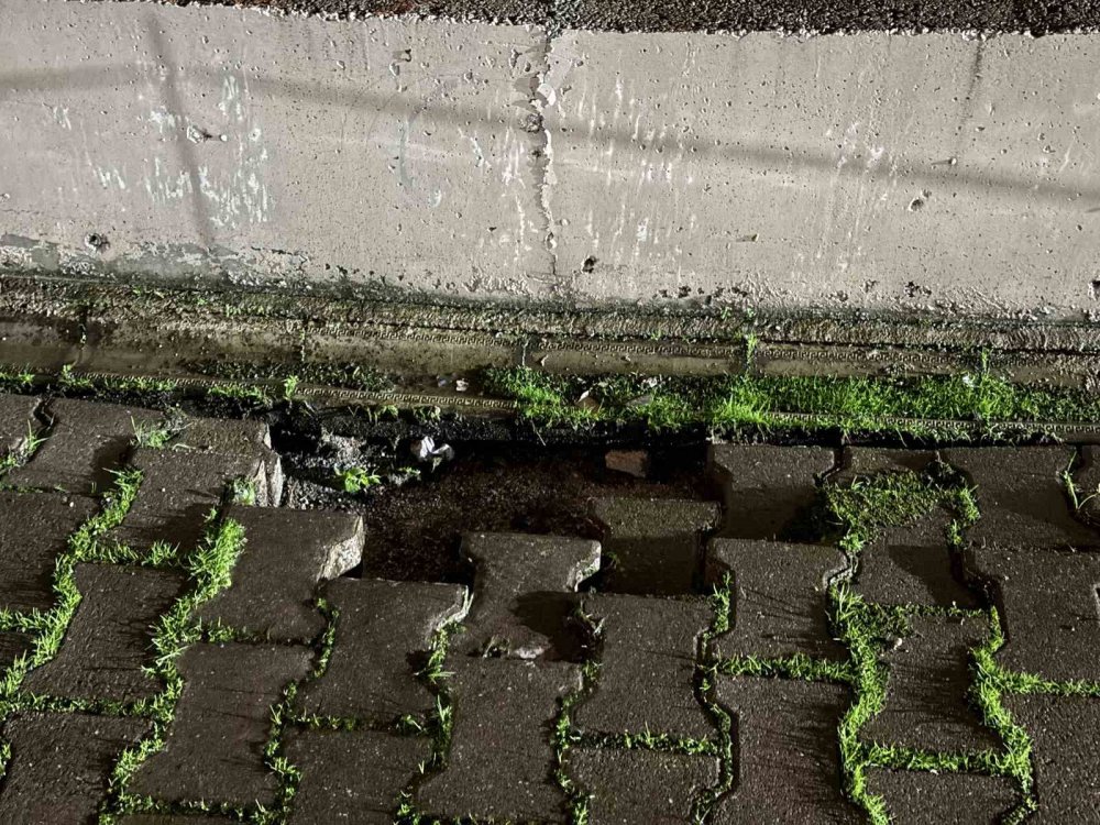 Depremin Ardından Hasarlı Metruk Bina Korkuttu: Sokak Trafiğe Kapatıldı