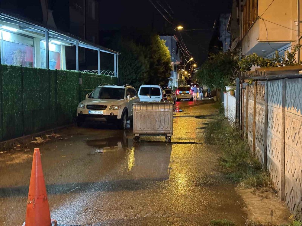 Depremin Ardından Hasarlı Metruk Bina Korkuttu: Sokak Trafiğe Kapatıldı