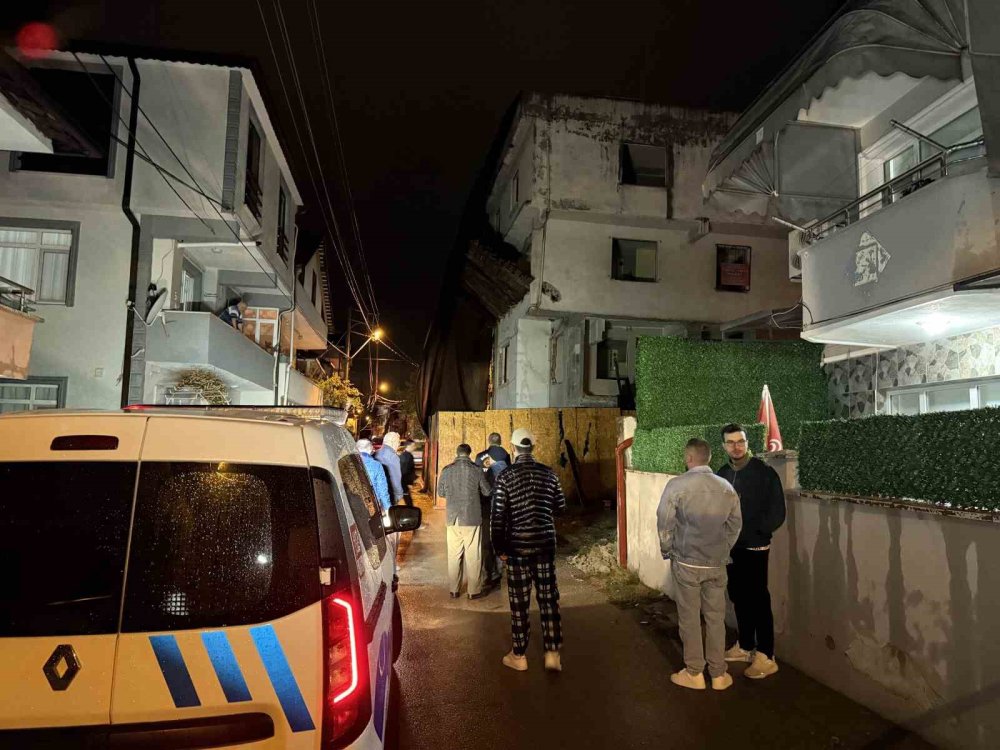 Depremin Ardından Hasarlı Metruk Bina Korkuttu: Sokak Trafiğe Kapatıldı