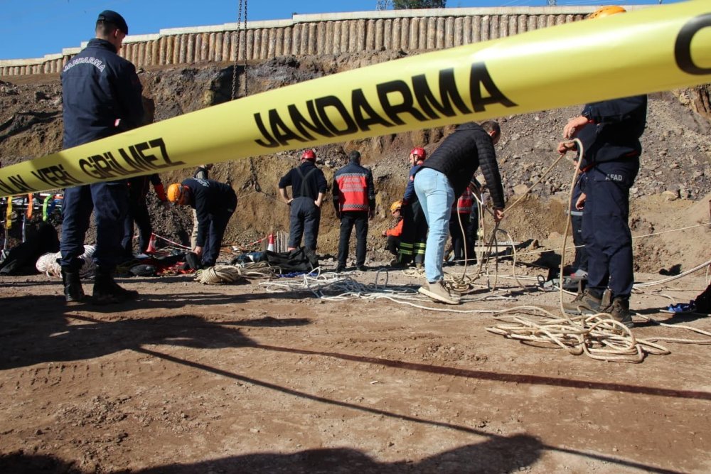 İşçi 30 Metrelik Kuyuya Düştü, Ekipler Seferber Oldu