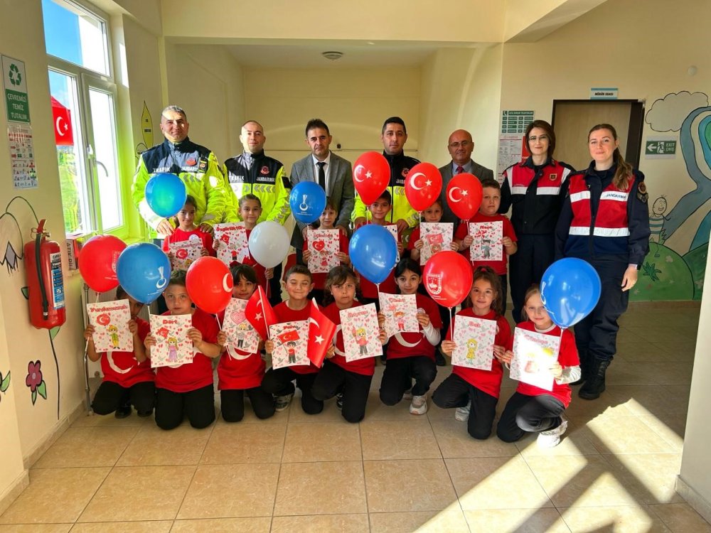 Jandarma Ekipleri Miniklerin Cumhuriyet Bayramını Kutladı