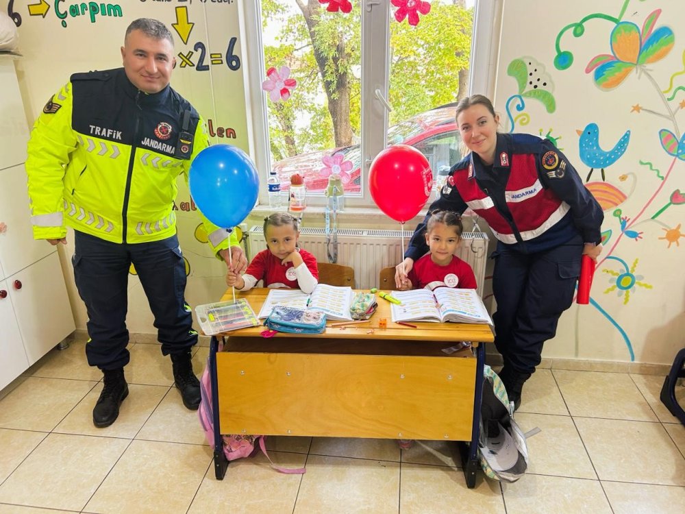 Jandarma Ekipleri Miniklerin Cumhuriyet Bayramını Kutladı