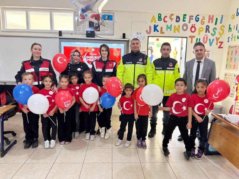 Jandarma Ekipleri Miniklerin Cumhuriyet Bayramını Kutladı