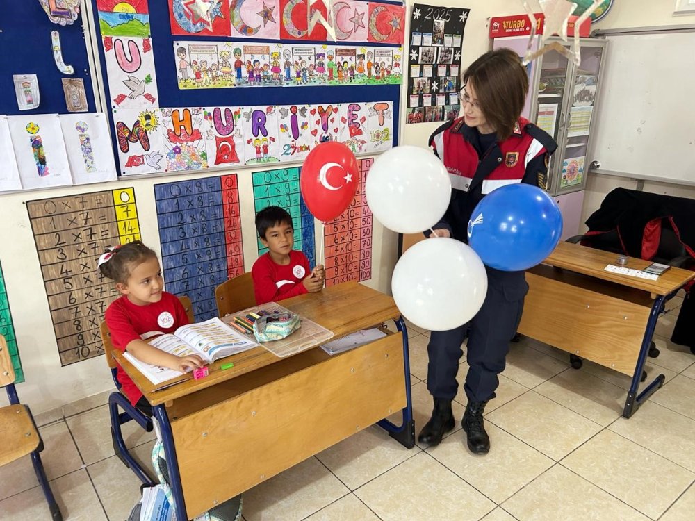 Jandarma Ekipleri Miniklerin Cumhuriyet Bayramını Kutladı