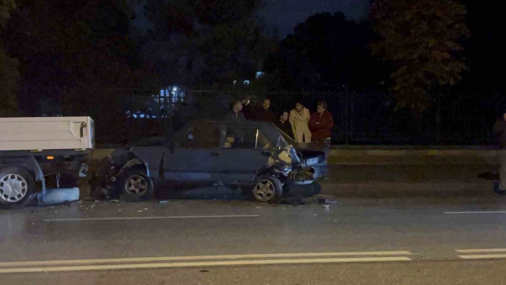 Ter Yöne Girdi: Otomobille Kafa Kafaya Çarpıştı!