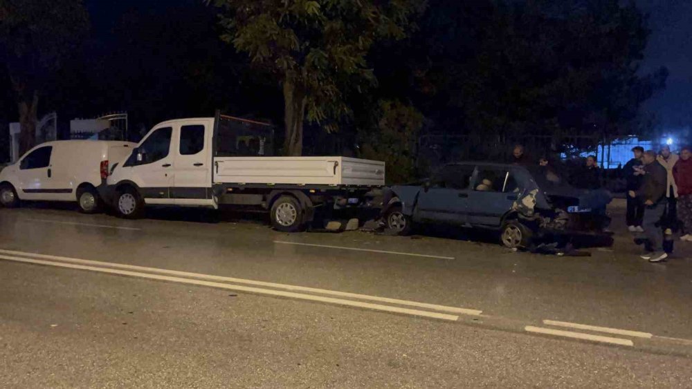 Ter Yöne Girdi: Otomobille Kafa Kafaya Çarpıştı!