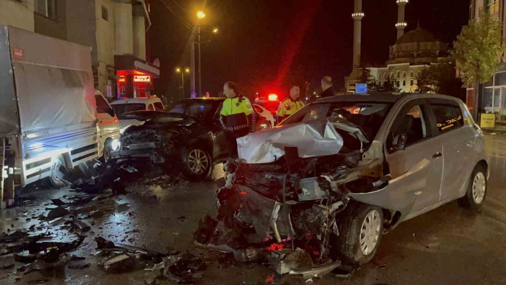 Ter Yöne Girdi: Otomobille Kafa Kafaya Çarpıştı!