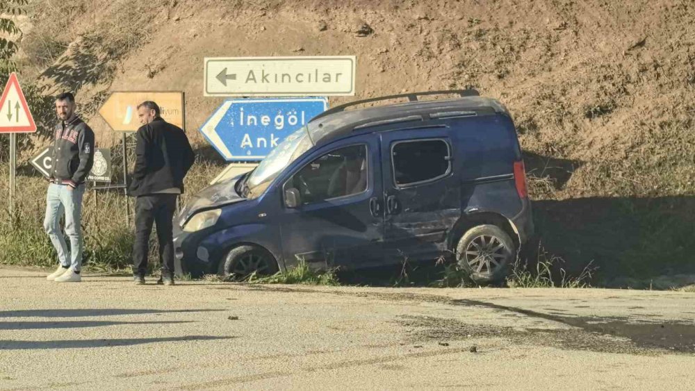 Çarpışmanın Etkisiyle Kanala Uçtu: 5 Yaralı