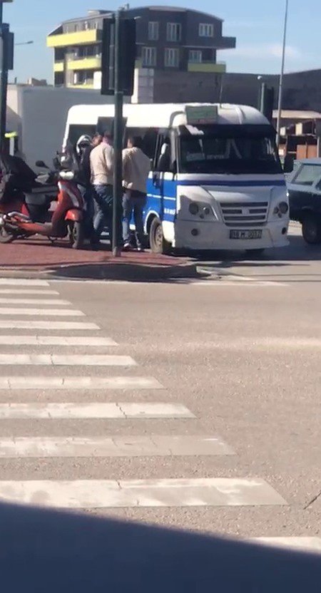 Minibüs Şoförü İle Motokurye Arasında Yol Verme Tartışması
